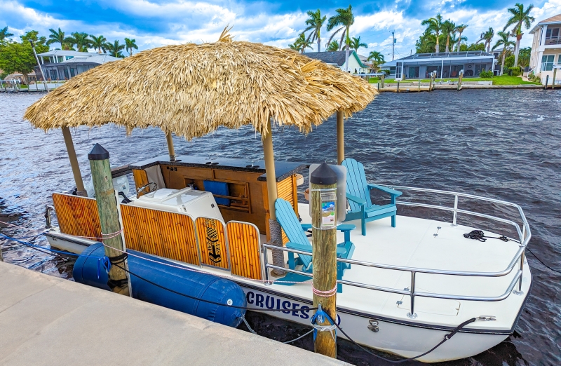 Tiki-Boot in der Cape Coral Marina