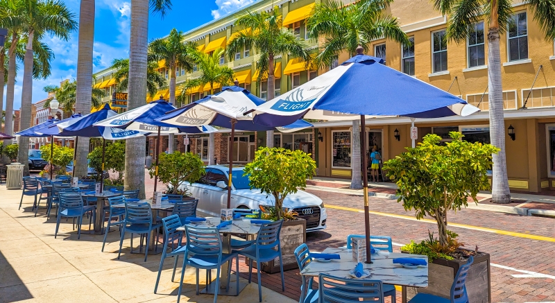 Café en la Acera en el Centro de Fort Myers, Florida