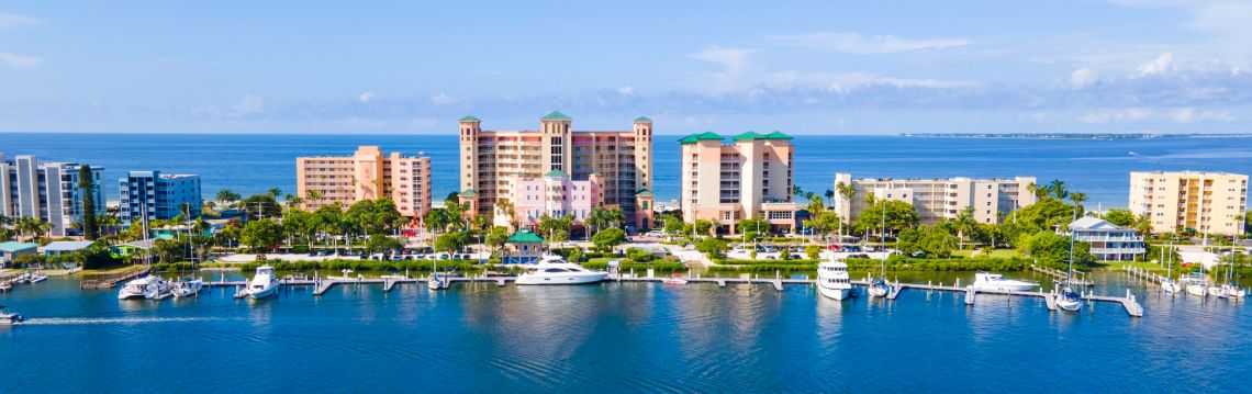 Costa de Fort Myers Beach con Edificios de Condominios en la Distancia