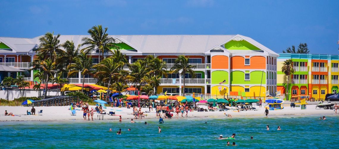 Personas Divirtiéndose en la Playa - Fort Myers Beach, FL