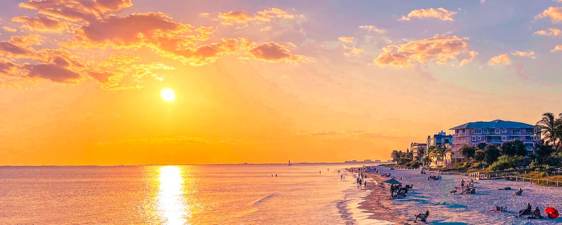 Sonnenuntergang an einem Strand in Fort Myers Beach