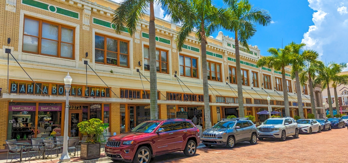 Straße mit Cafés und Geschäften in Fort Myers, Florida