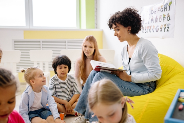 Lehrerin mit Kindern im Klassenzimmer