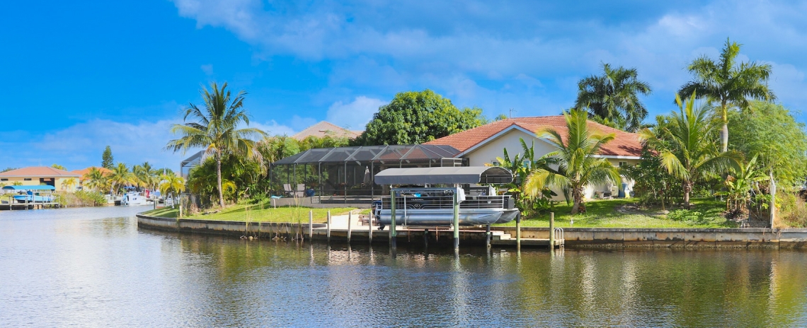 Haus mit einem Bootssteg an einer Wasserstraße in Cape Coral, Florida