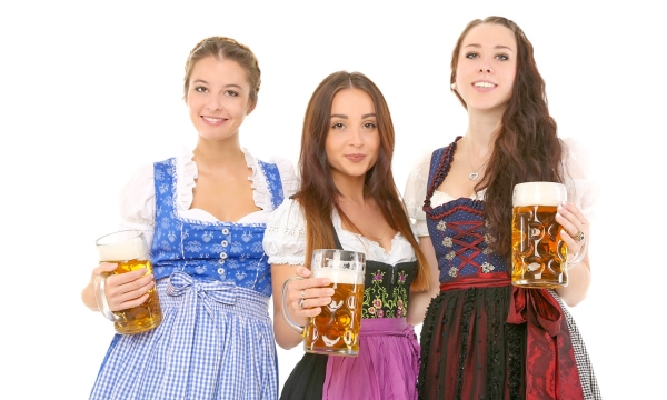  Kellnerinnen auf dem Oktoberfest halten Bierkrüge