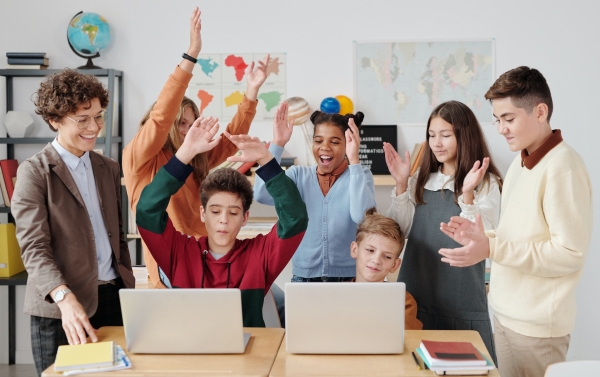 Profesora y Niños en un Aula Escolar