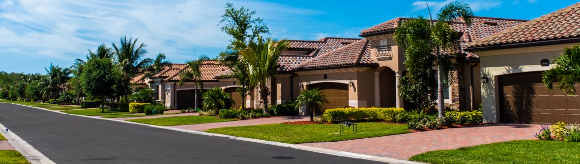 Casas unifamiliares bien mantenidas en una calle del suroeste de Florida